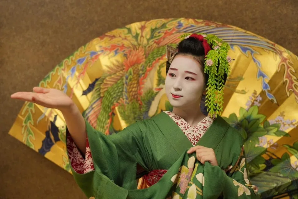 Gion Walk, Geisha Show & Japanese Game