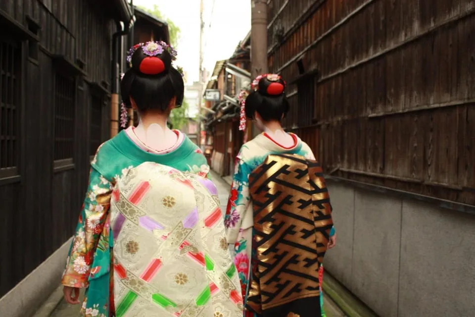 Gion geisha district evening walk, Kyoto